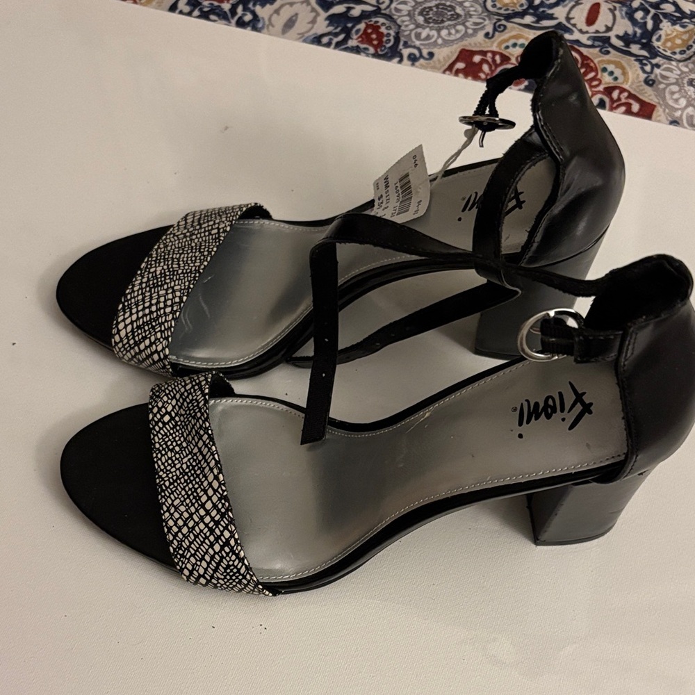 FIONI Clothing Black and Silver Heels